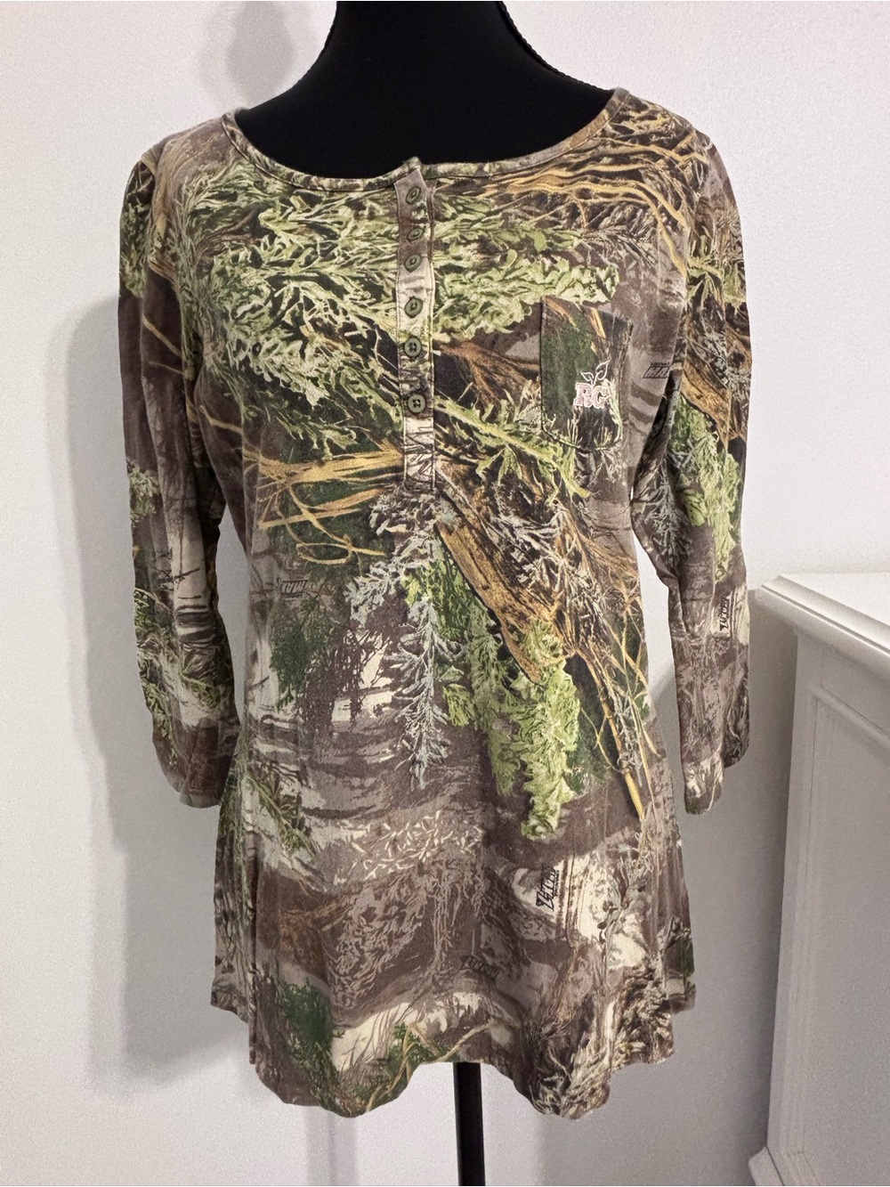 Realtree Outfitters Women’s M Camo MAX-1 Henley Top 3/4 Sleeve Hunting Shirt NWT